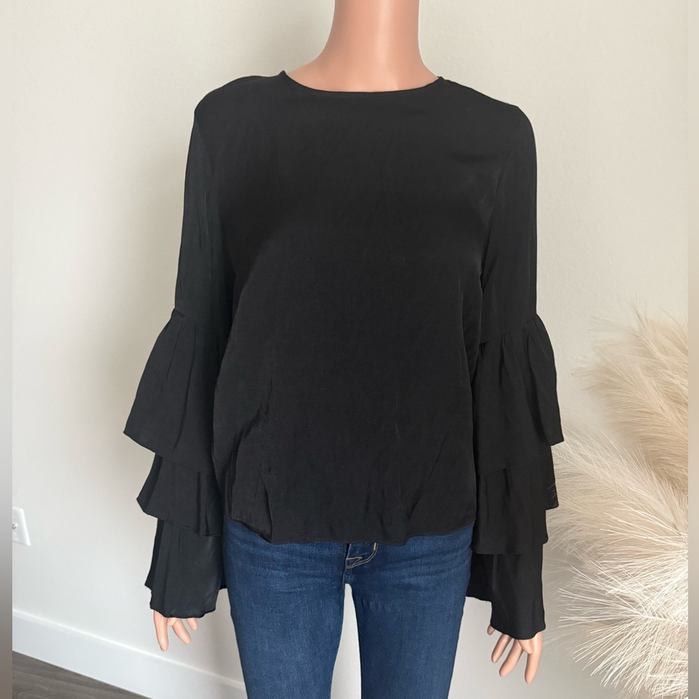 DO+BE Small Black Ruffle Sleeve Shirt